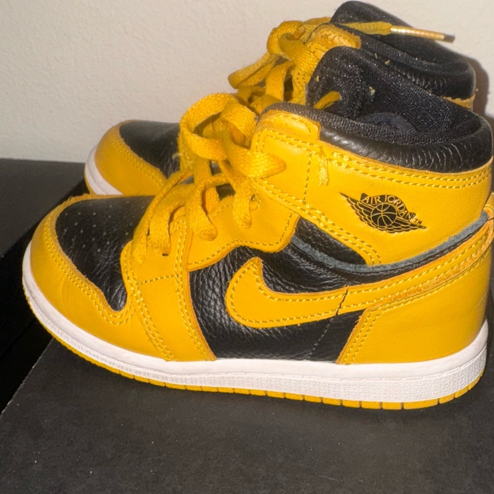 Black and yellow Nike